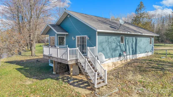 $300,000 | 7011 G 75, Escanaba, MI 49829