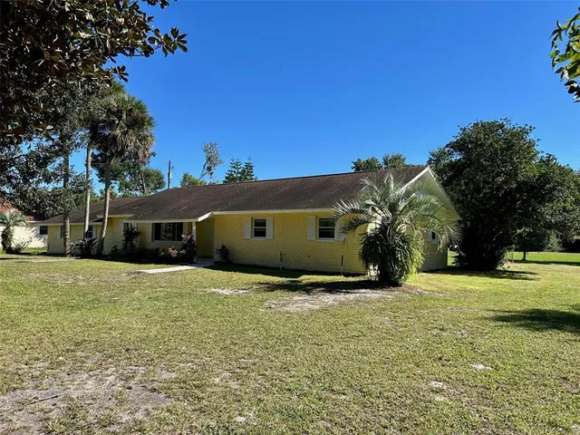 a view of a house with a yard