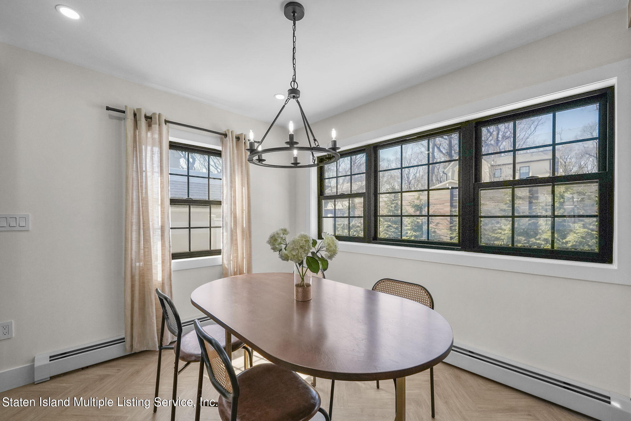 8 Starlight Road Staten Island, NY 10301 - Photo 13 of 56 Sitting Area