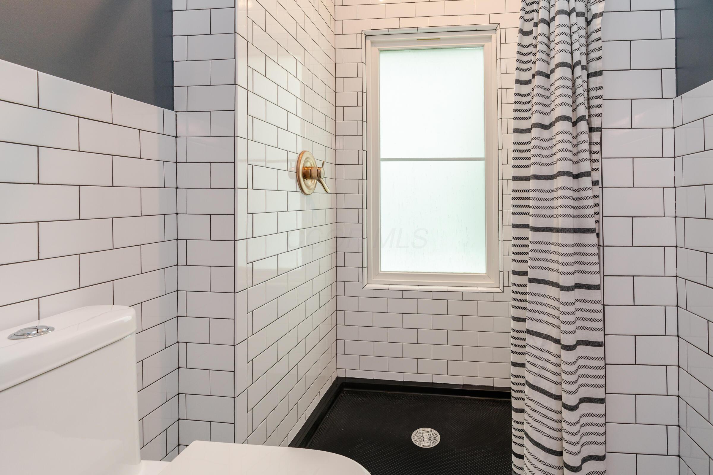 98 North Chesterfield Road Columbus, OH 43209 - Photo 30 of 36 2nd floor bathroom