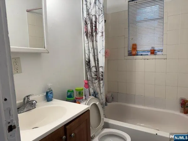 $2,100 | 132 Grove Street, Unit 1, Bergenfield, NJ 07621