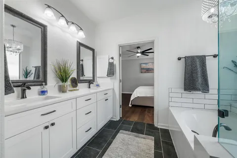 a en suite spacious bathroom with a double vanity sink and a large mirror