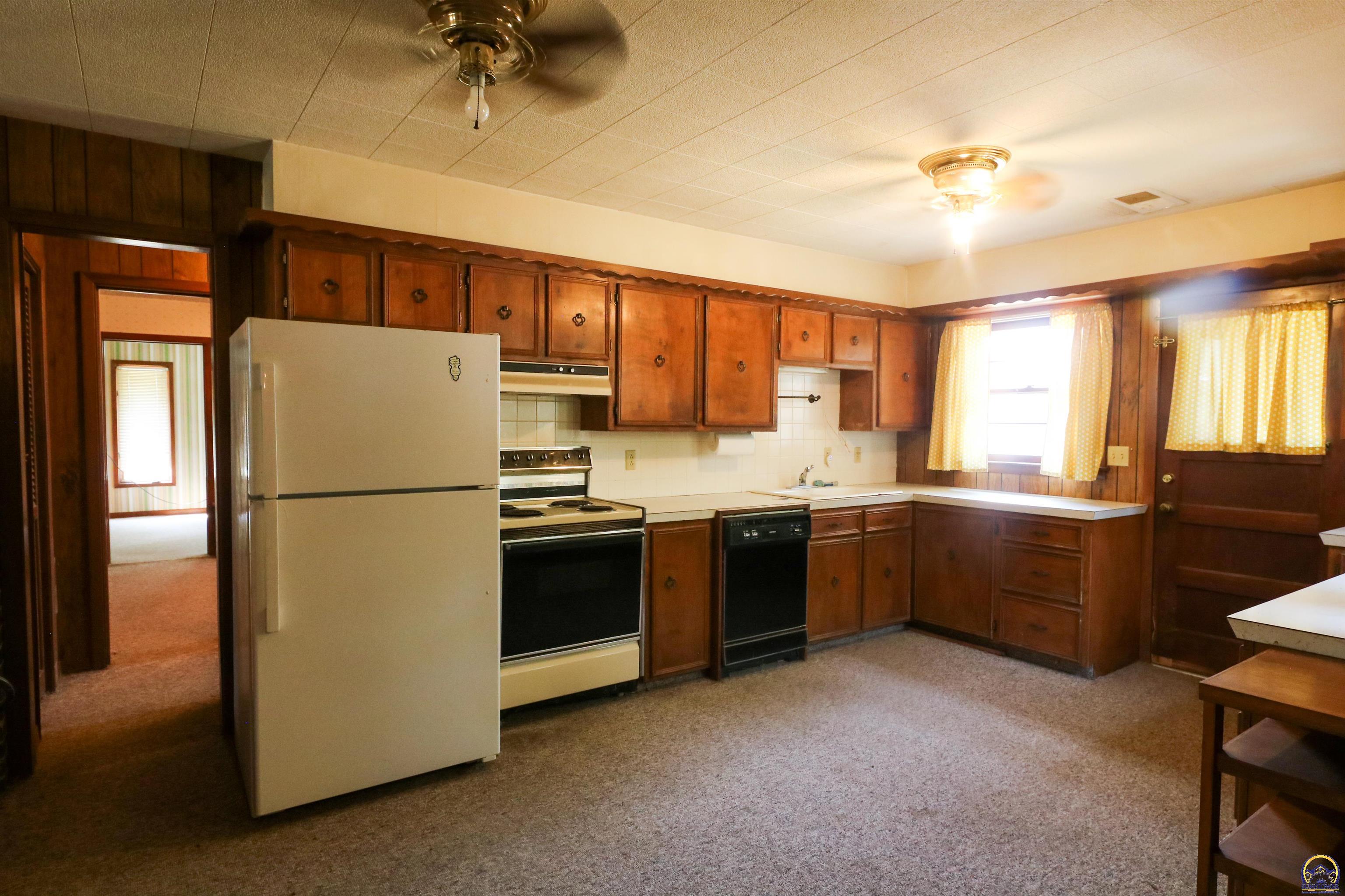 475 Aa 80 Road Fall River, KS 67047 - Photo 25 of 65 Kitchen