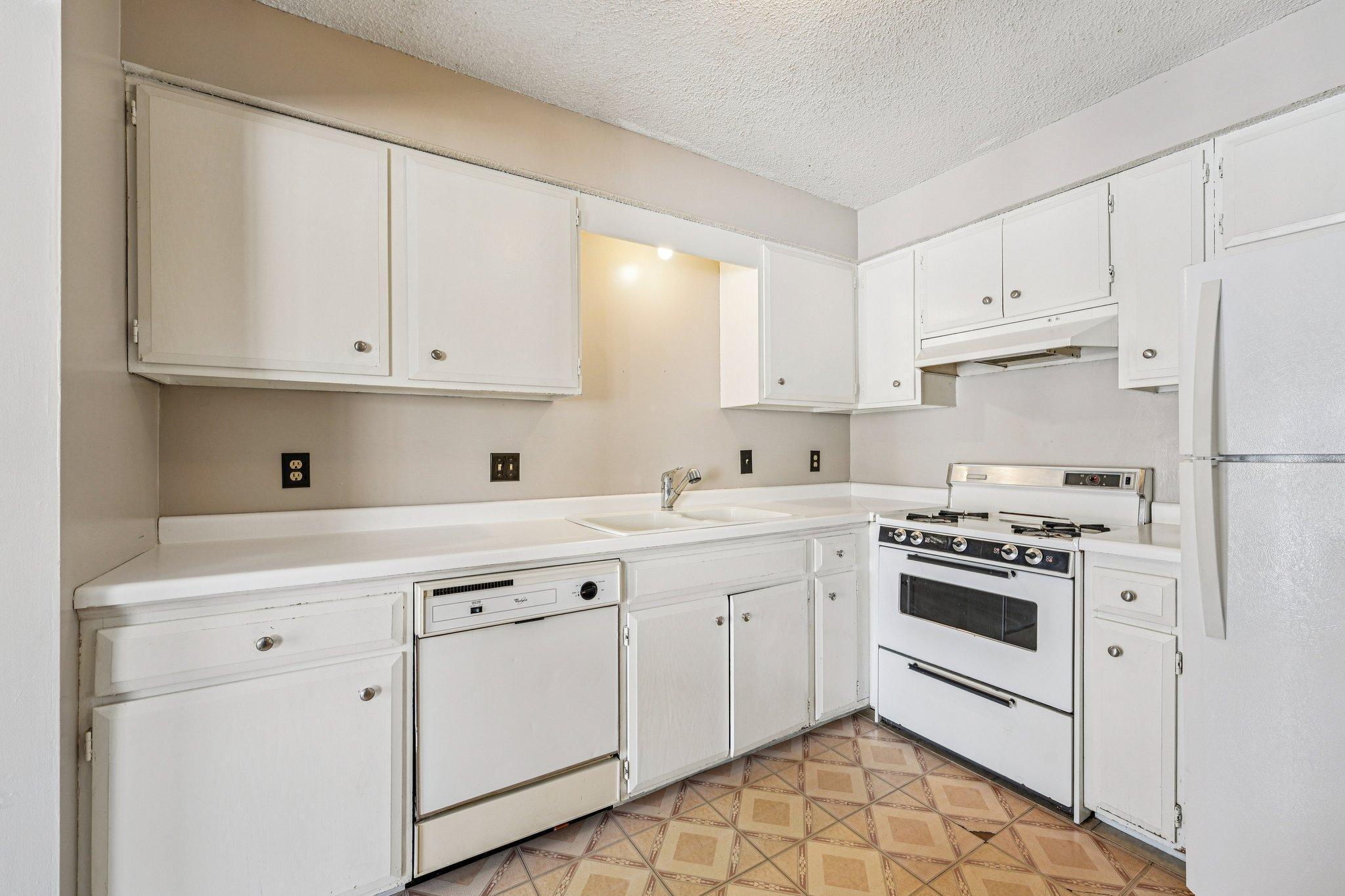 8275 Cypress Lane Eden Prairie, MN 55347 - Photo 4 of 38