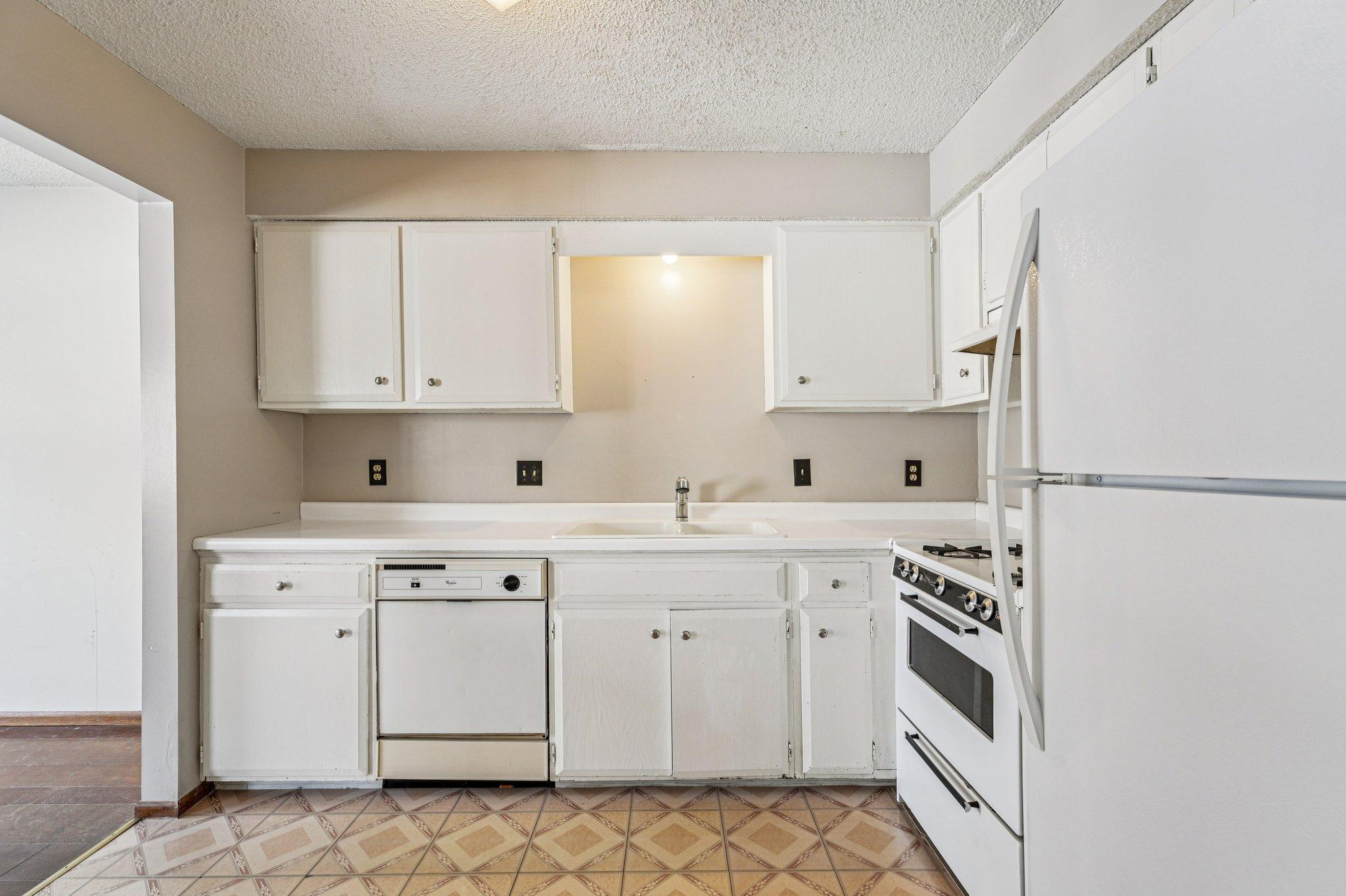 8275 Cypress Lane Eden Prairie, MN 55347 - Photo 5 of 38