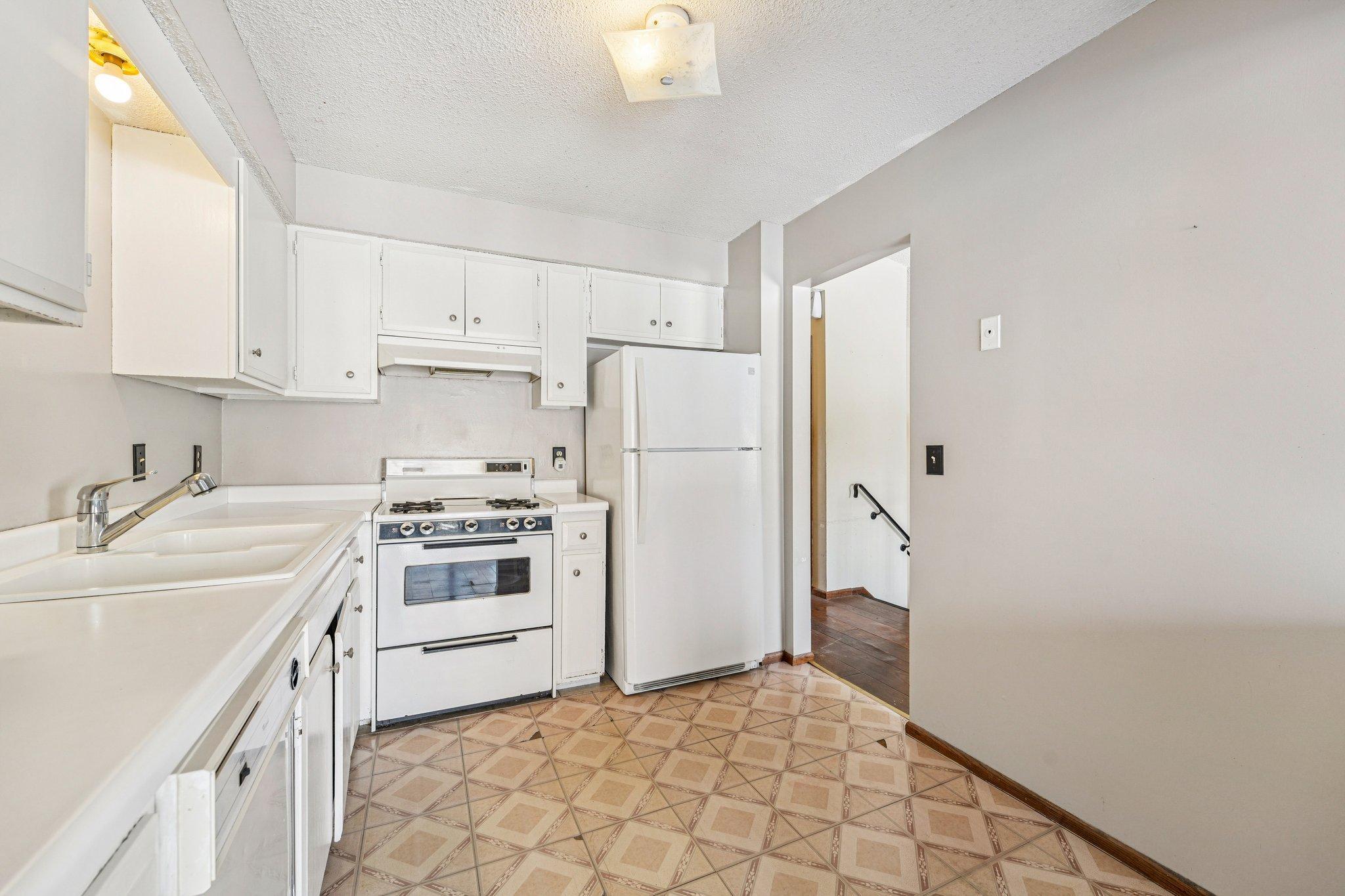 8275 Cypress Lane Eden Prairie, MN 55347 - Photo 6 of 38