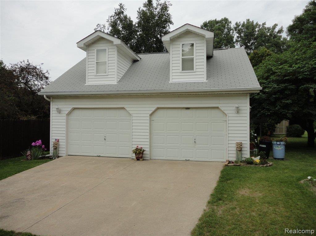 33240 King Road New Boston, MI 48164 - Photo 13 of 24 Garage