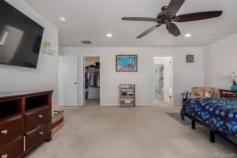 a view of livingroom with furniture