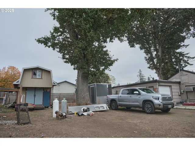 a view of a car in front of a house