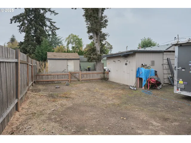 a view of a backyard