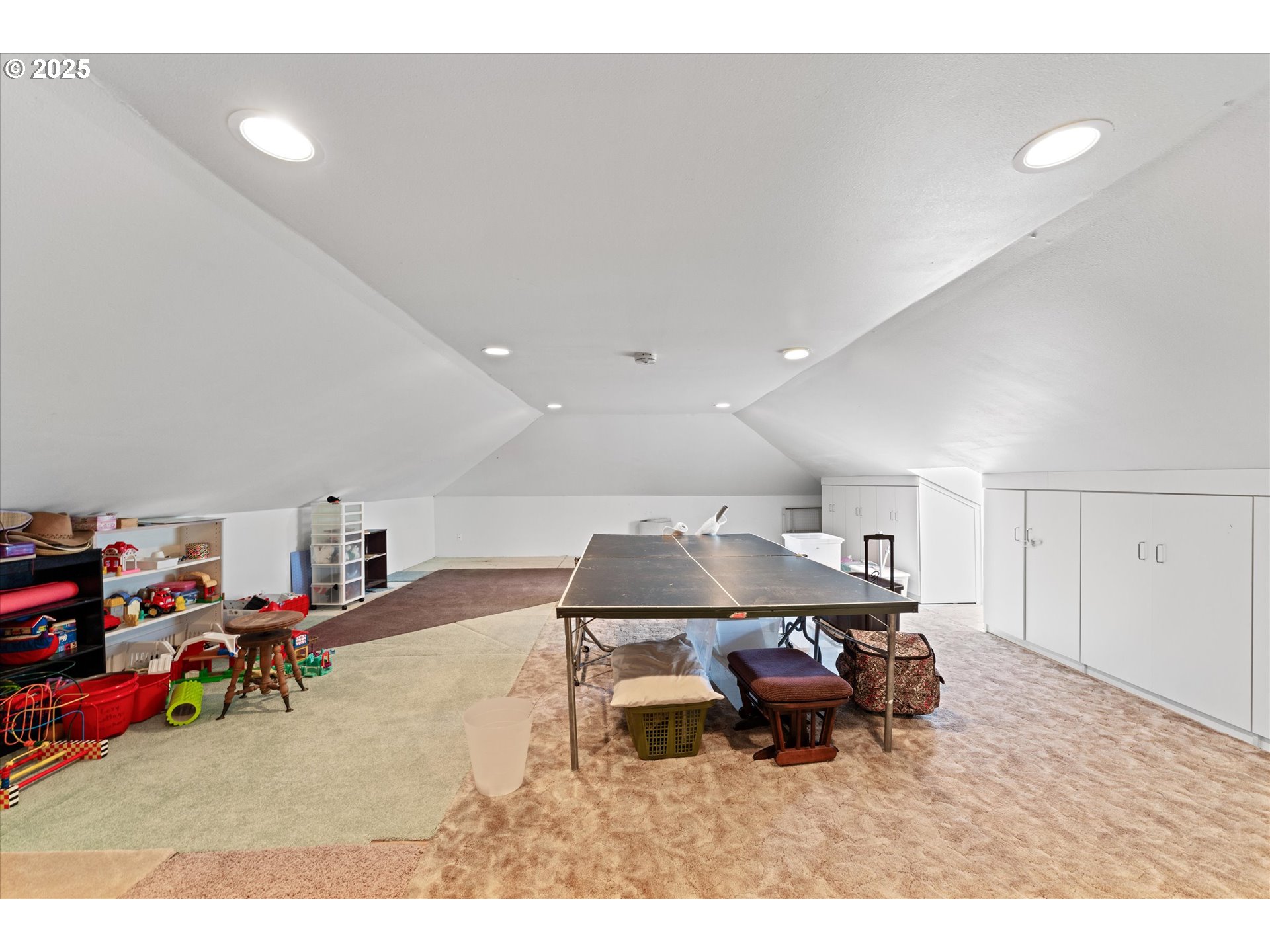 13680 Southwest Morgan Road Sherwood, OR 97140 - Photo 41 of 48 a living room with furniture
