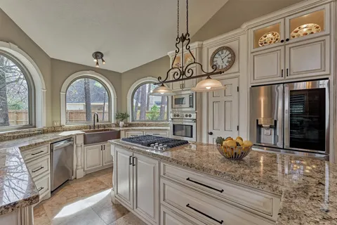 $1,099,000 | 23 Golden Thrush Place, The Woodlands, TX 77381