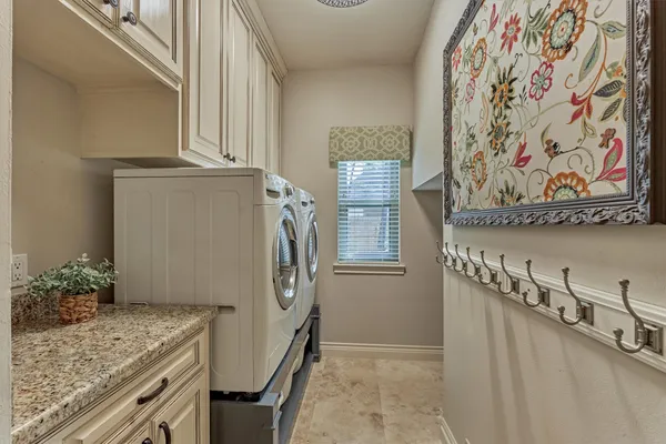 $1,099,000 | 23 Golden Thrush Place, The Woodlands, TX 77381