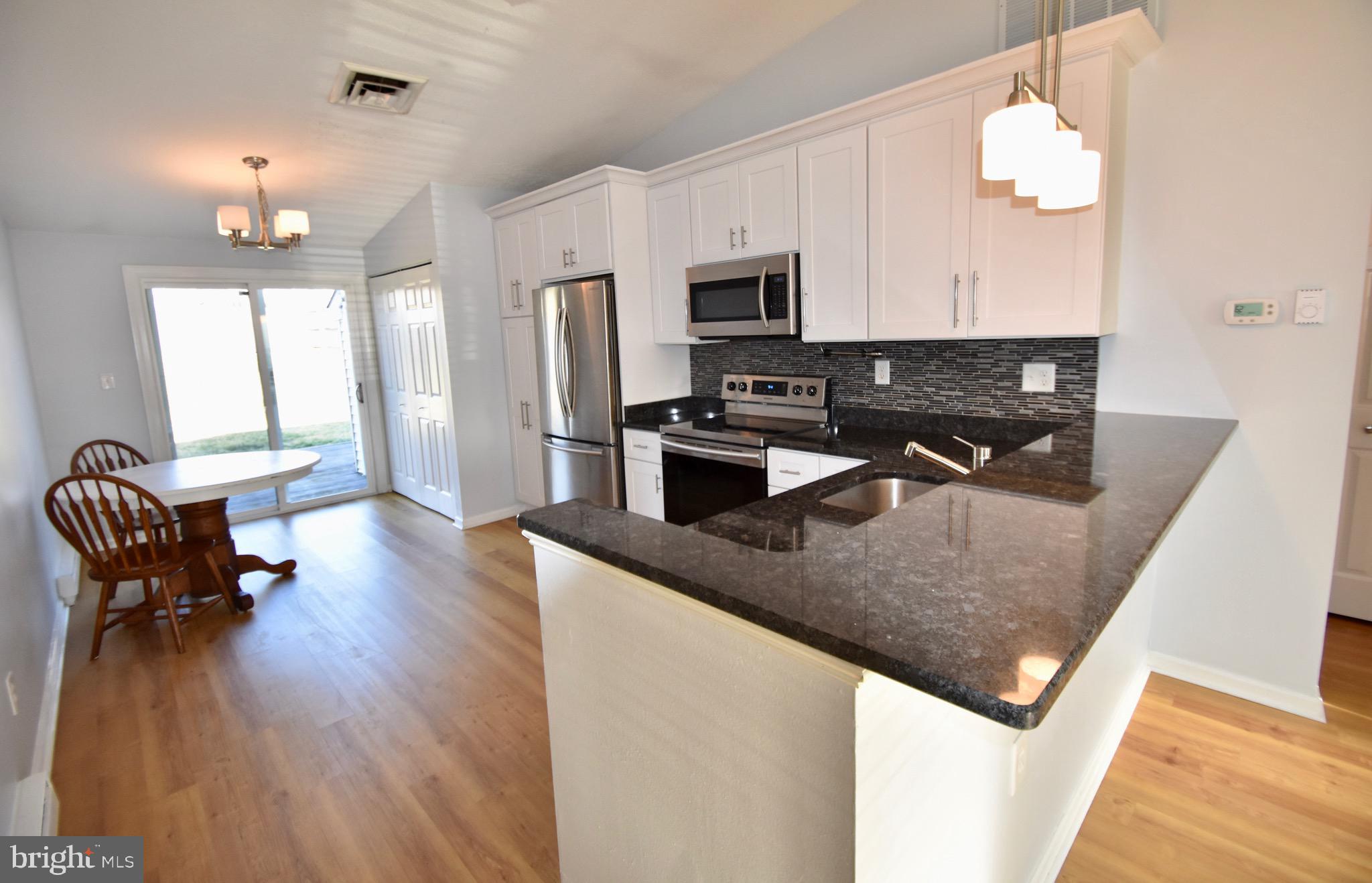 819 Chadwick Circle Frederick, MD 21701 - Photo 5 of 16 Counter & bar stool space