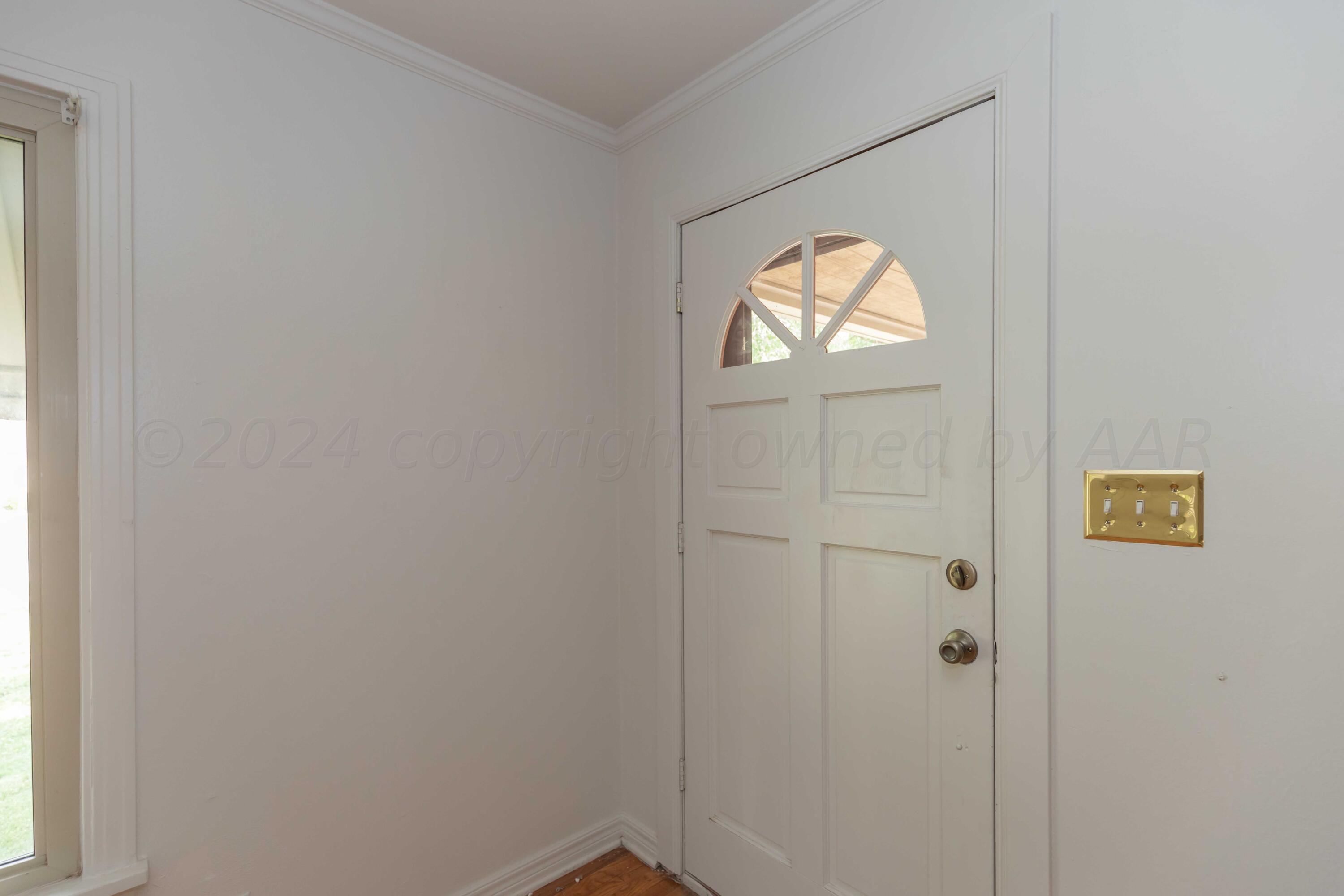 1613 South Travis Street Amarillo, TX 79102 - Photo 5 of 49 a view of empty room with window