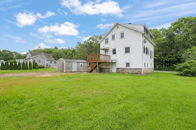 a view of a house with backyard and garden