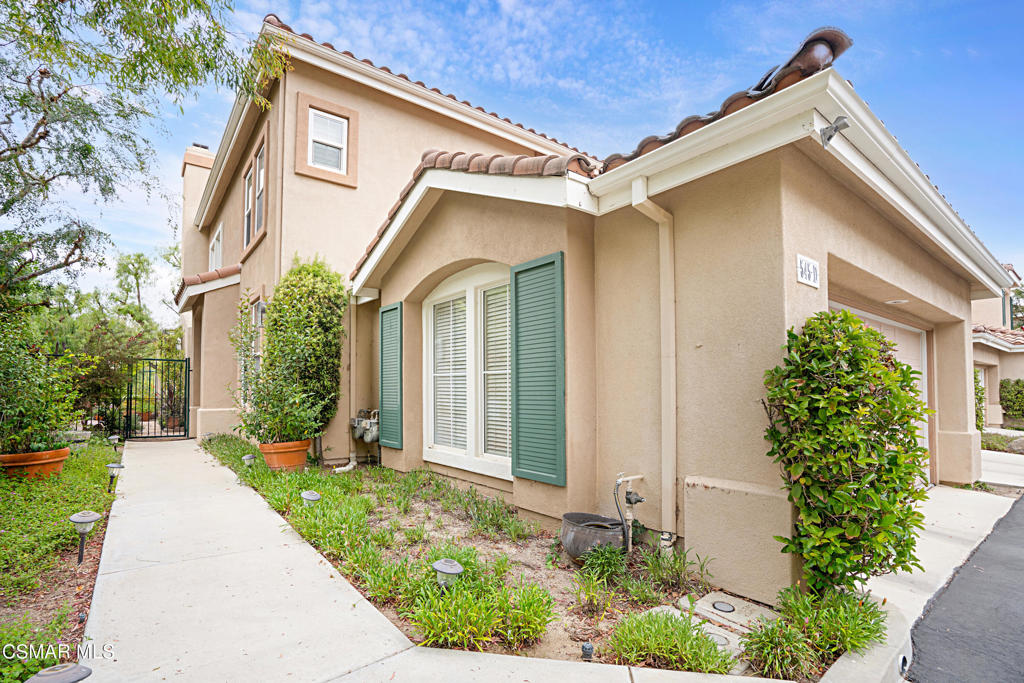 545 Lorabel Way, Unit D Simi Valley, CA 93065 - Photo 3 of 36