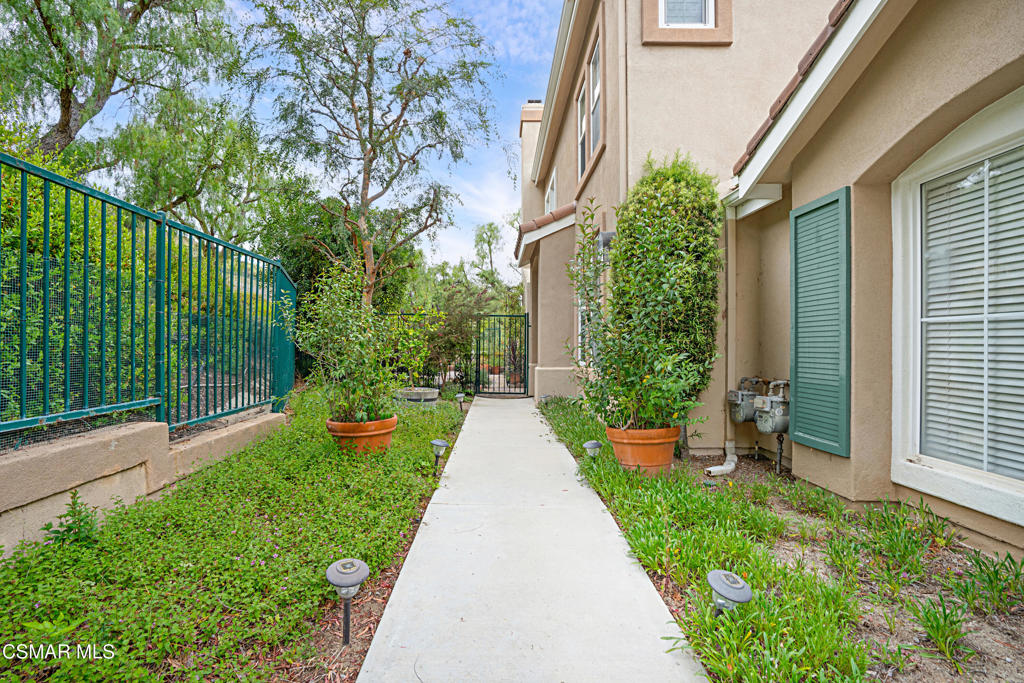 545 Lorabel Way, Unit D Simi Valley, CA 93065 - Photo 4 of 36