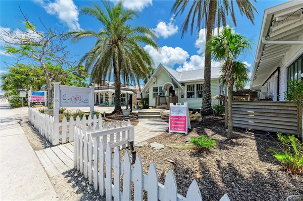$585,000 | 3400 6th Avenue, Unit 6, Bradenton Beach, FL 34217