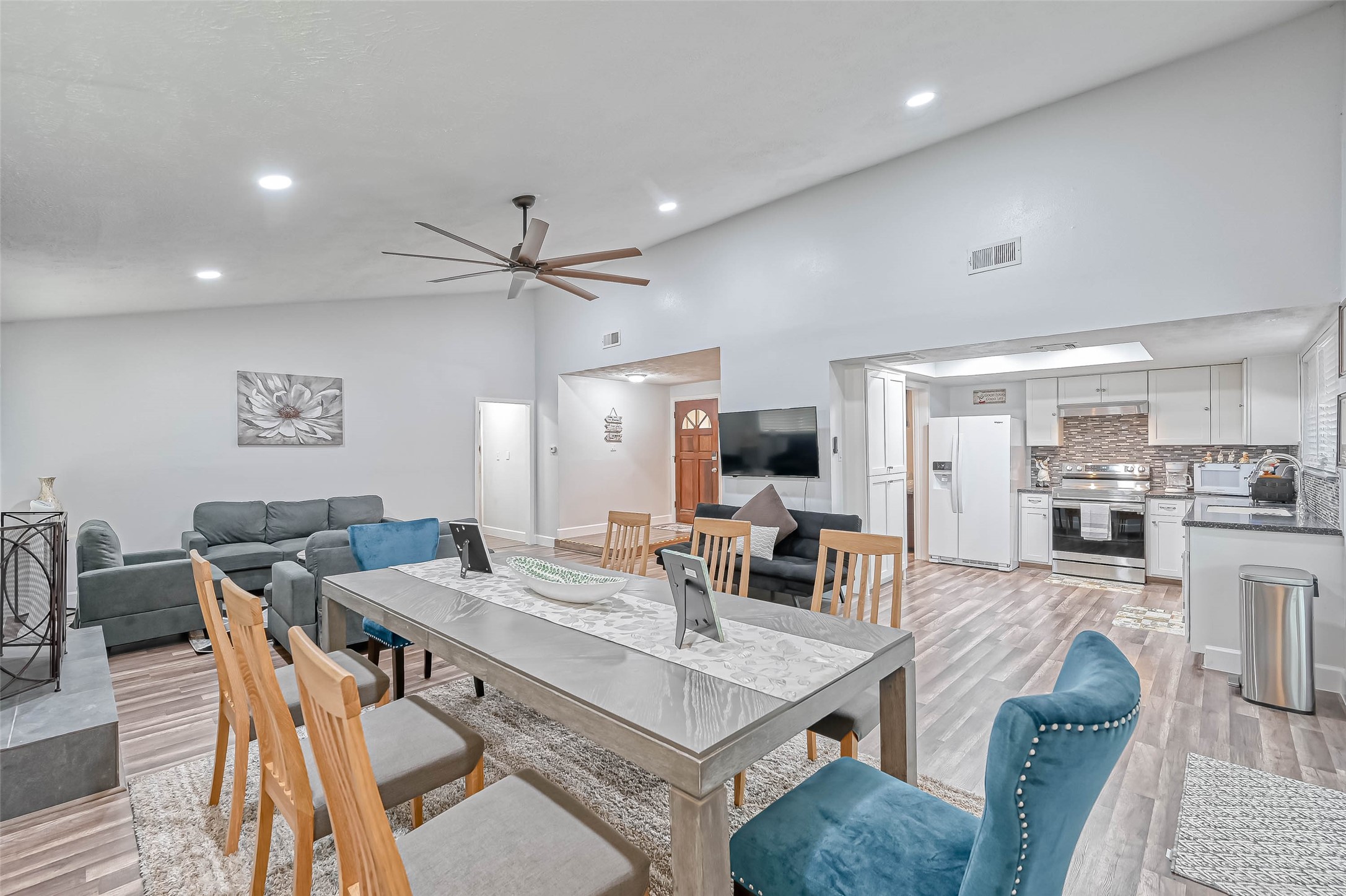 11618 Corona Lane Houston, TX 77072 - Photo 11 of 50 a view of a dining room with furniture