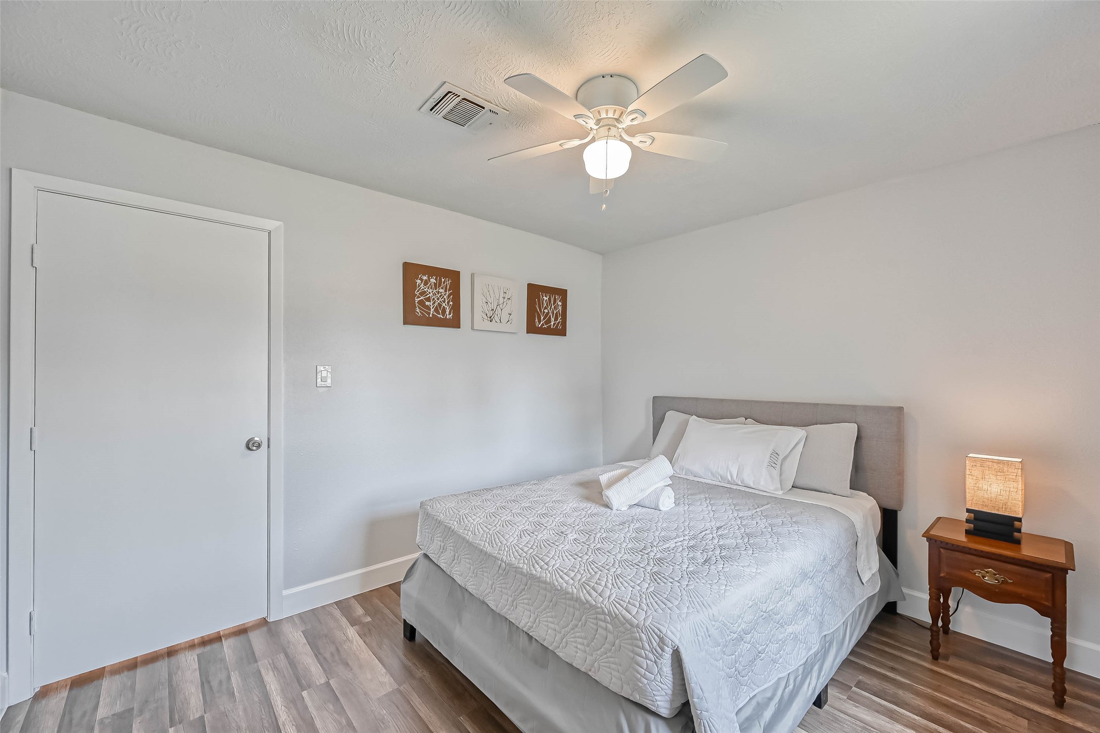 11618 Corona Lane Houston, TX 77072 - Photo 23 of 50 a bedroom with a bed and a chandelier