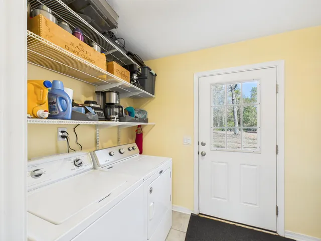 a view of a fountain in the middle of a yard