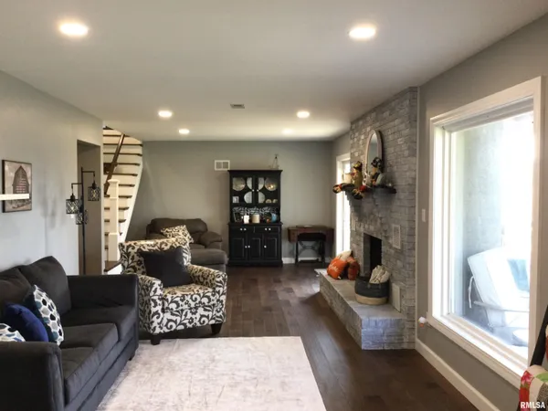 $329,000 | 65 Magnolia Lane, Vienna, IL 62995