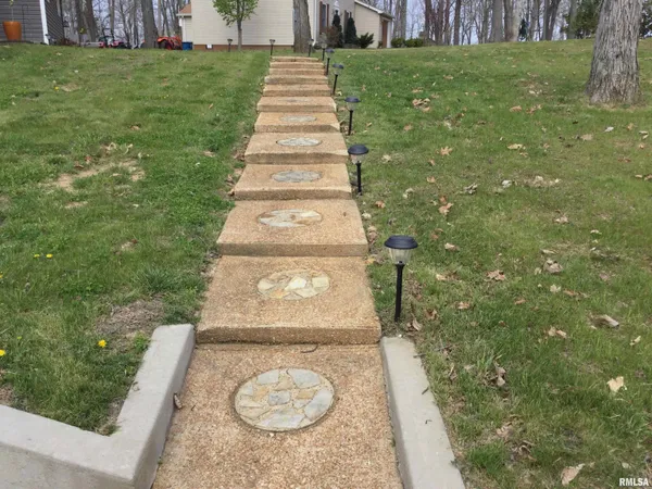 $329,000 | 65 Magnolia Lane, Vienna, IL 62995