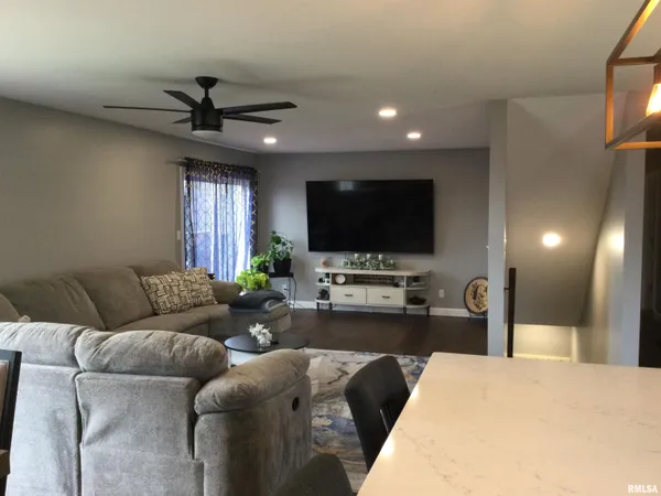 $329,000 | 65 Magnolia Lane, Vienna, IL 62995