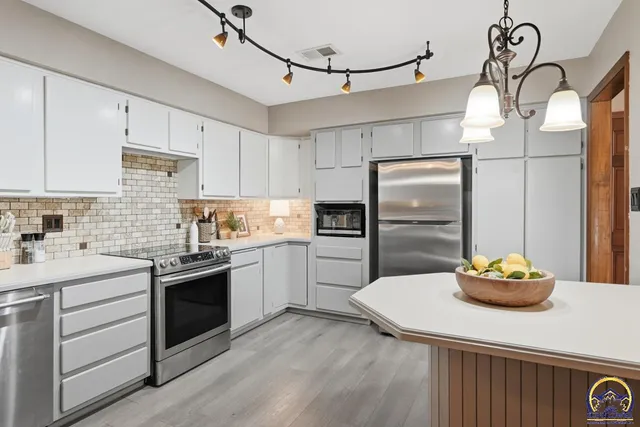 $389,900 | 7600 Southwest Oxfordshire Road, Topeka, KS 66614