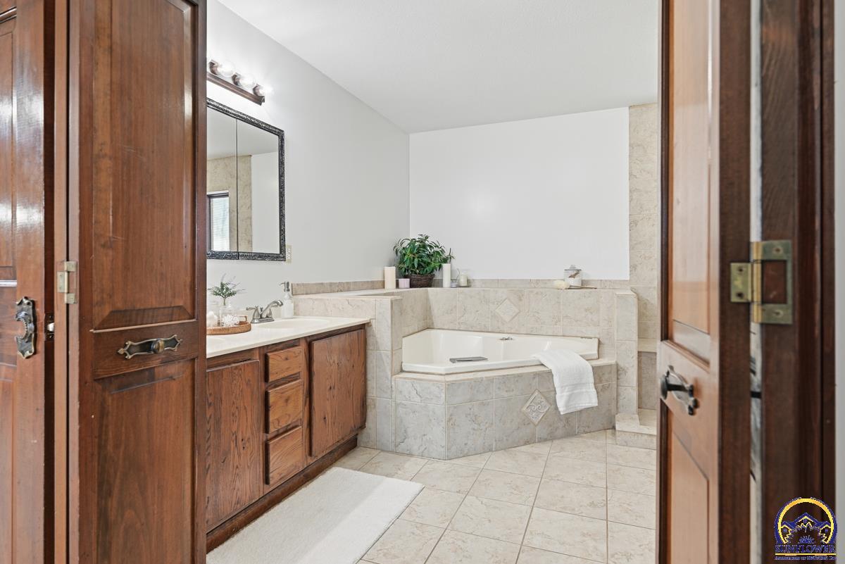 7600 Southwest Oxfordshire Road Topeka, KS 66614 - Photo 25 of 48