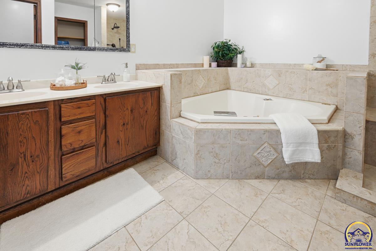 7600 Southwest Oxfordshire Road Topeka, KS 66614 - Photo 26 of 48