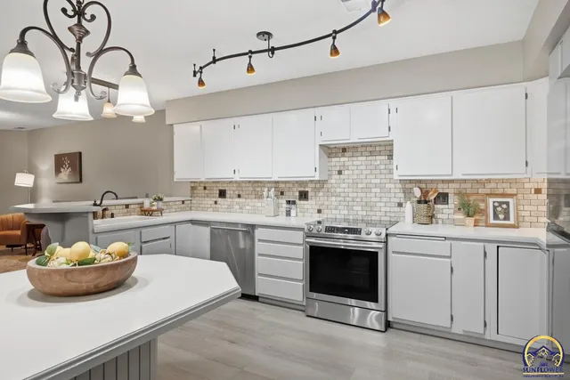 $389,900 | 7600 Southwest Oxfordshire Road, Topeka, KS 66614