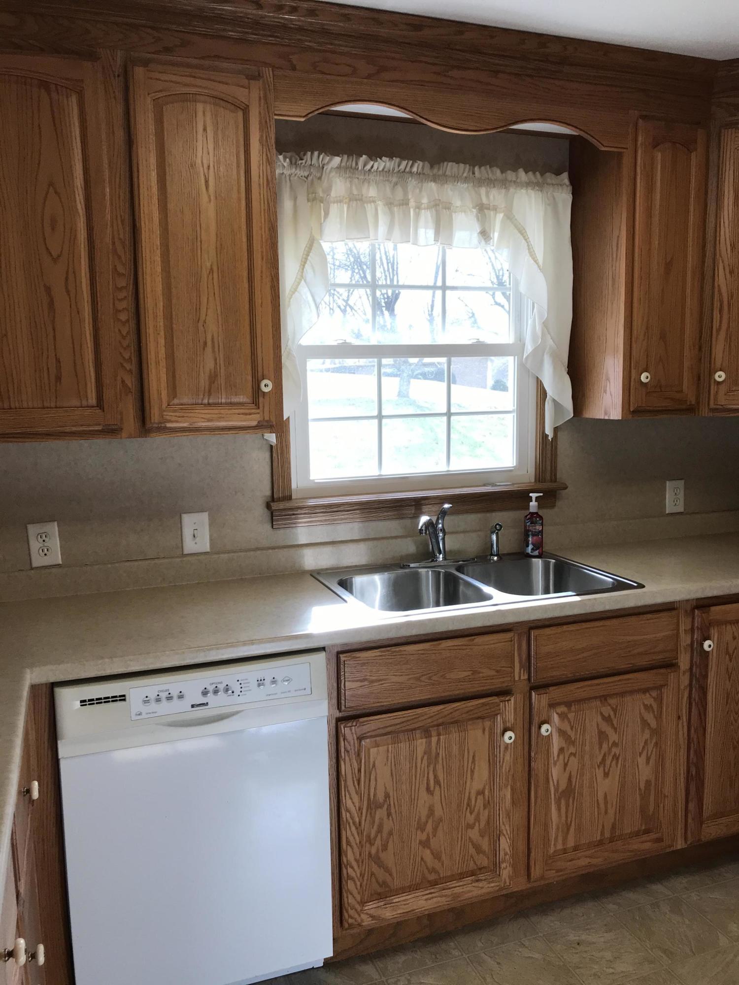 404 Montezuma Road Kingsport, TN 37664 - Photo 9 of 23 09