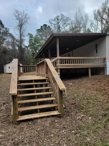 a view of a house with backyard