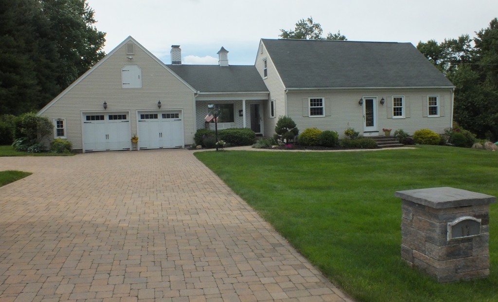 17 Orchard Road East Longmeadow, MA 01028 - Photo 4 of 30 a front view of a house with a yard