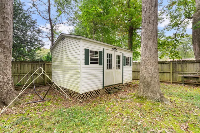 a view of a house with backyard and garden