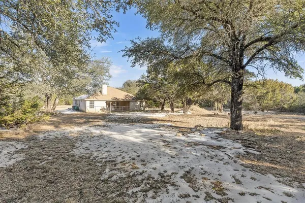 a view of a house with backyard