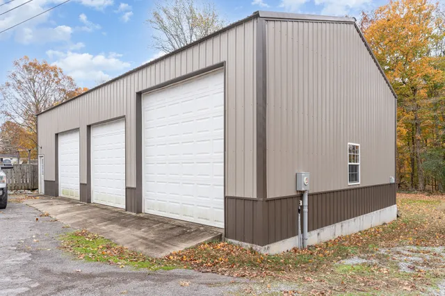 a view of a house with backyard