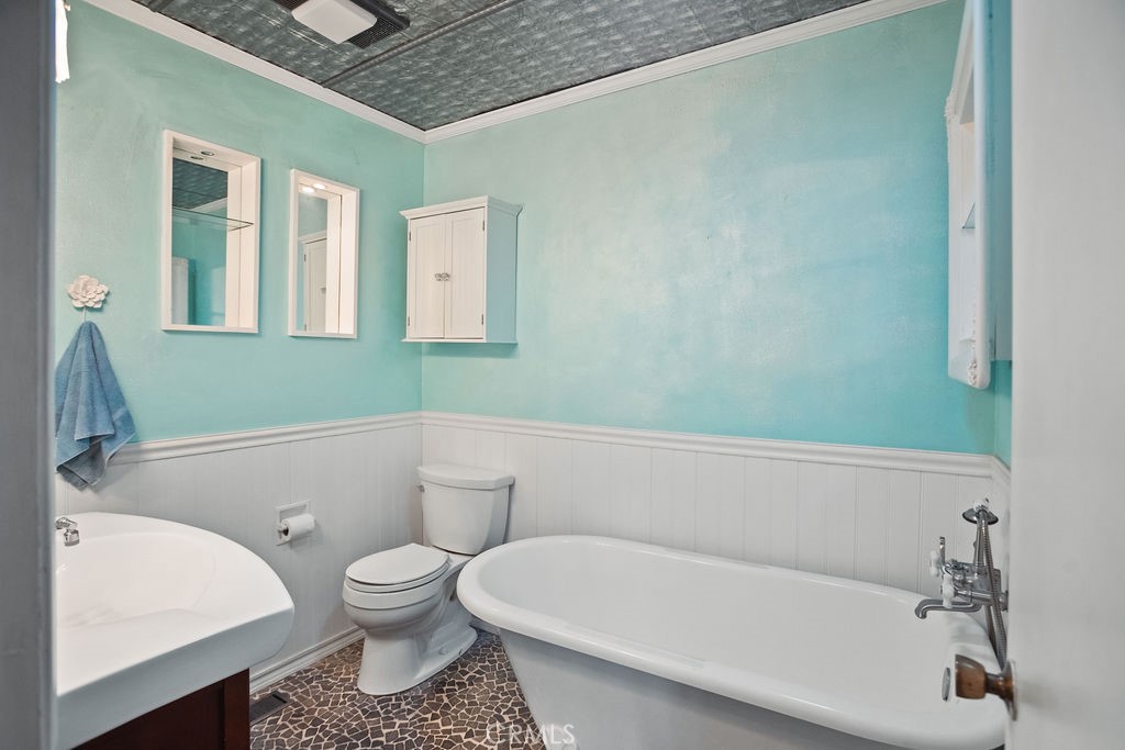 3046 El Capitan Avenue Merced, CA 95340 - Photo 10 of 18 a bathroom with a toilet and bathtub