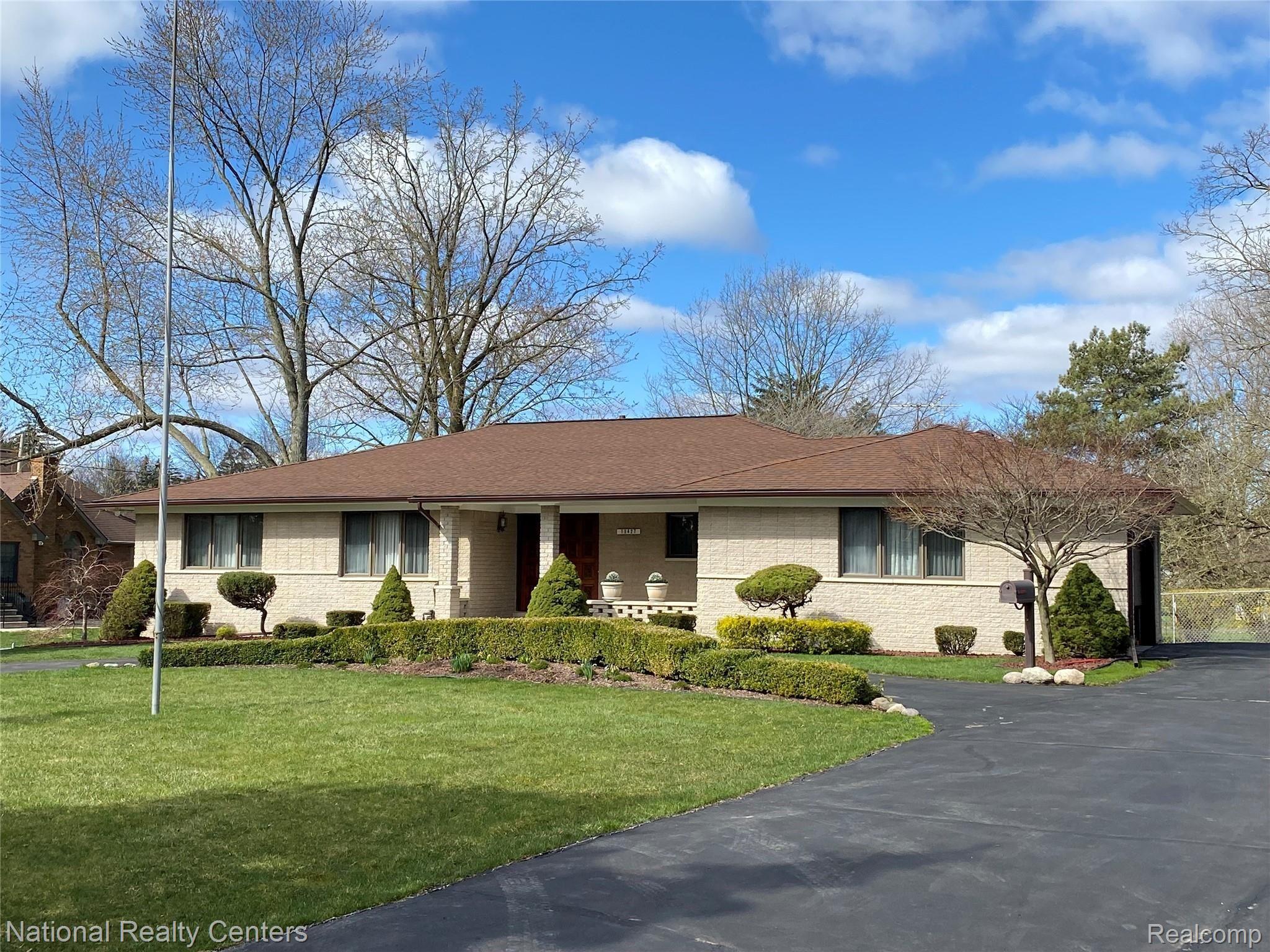 19427 Newburgh Road Livonia, MI 48152 - Photo 2 of 55 IMG_5567.JPG