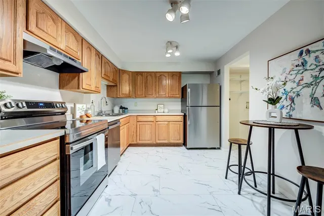 $194,900 | 1521 Hedgeford Drive, Unit 9, Chesterfield, MO 63017