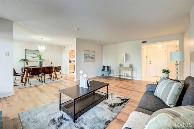 $194,900 | 1521 Hedgeford Drive, Unit 9, Chesterfield, MO 63017