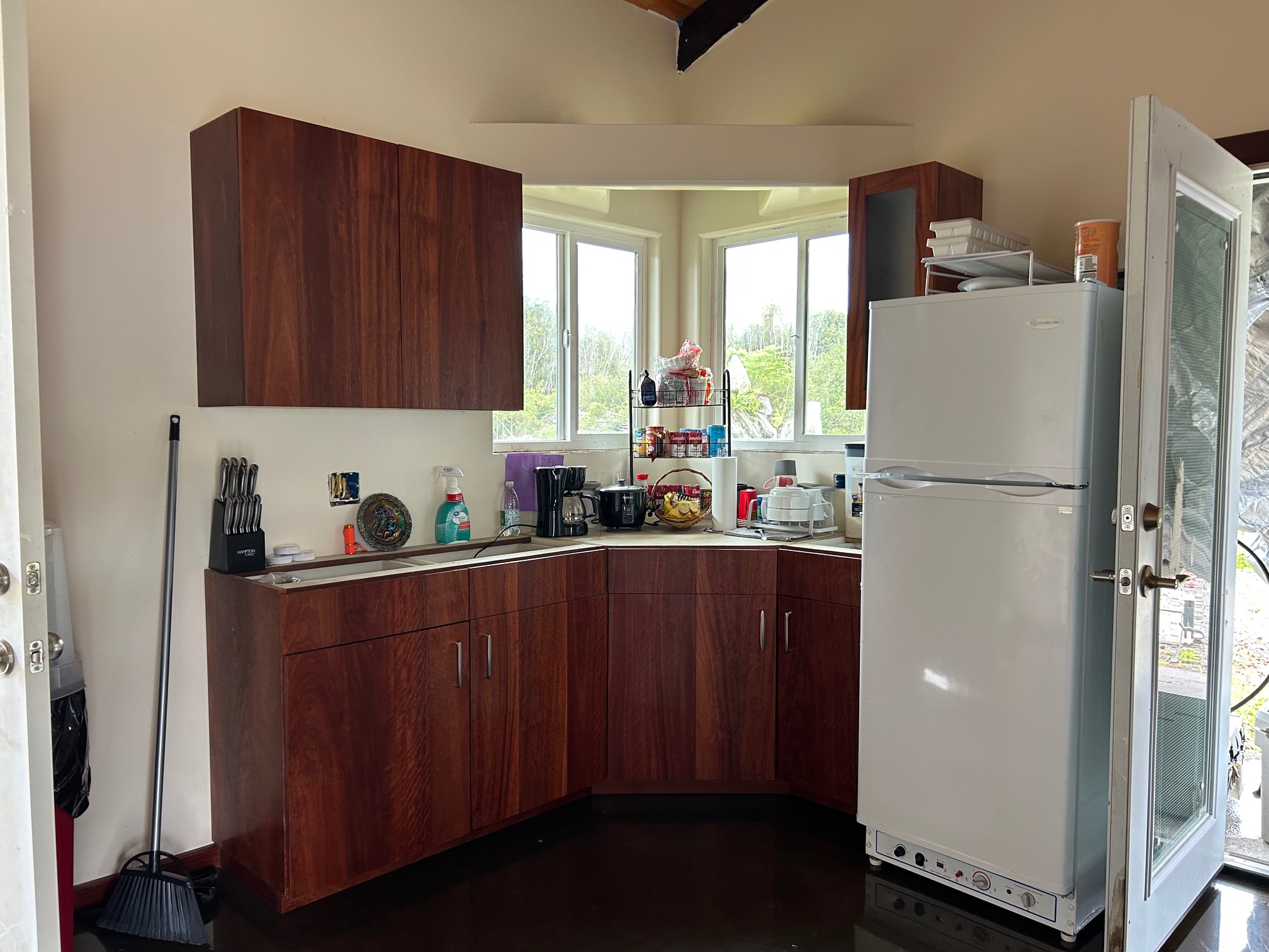 18-1309 Lot 10-d Ihope Rd Mountain View Mountain View, HI 96771 - Photo 5 of 17 a kitchen with a refrigerator and cabinets