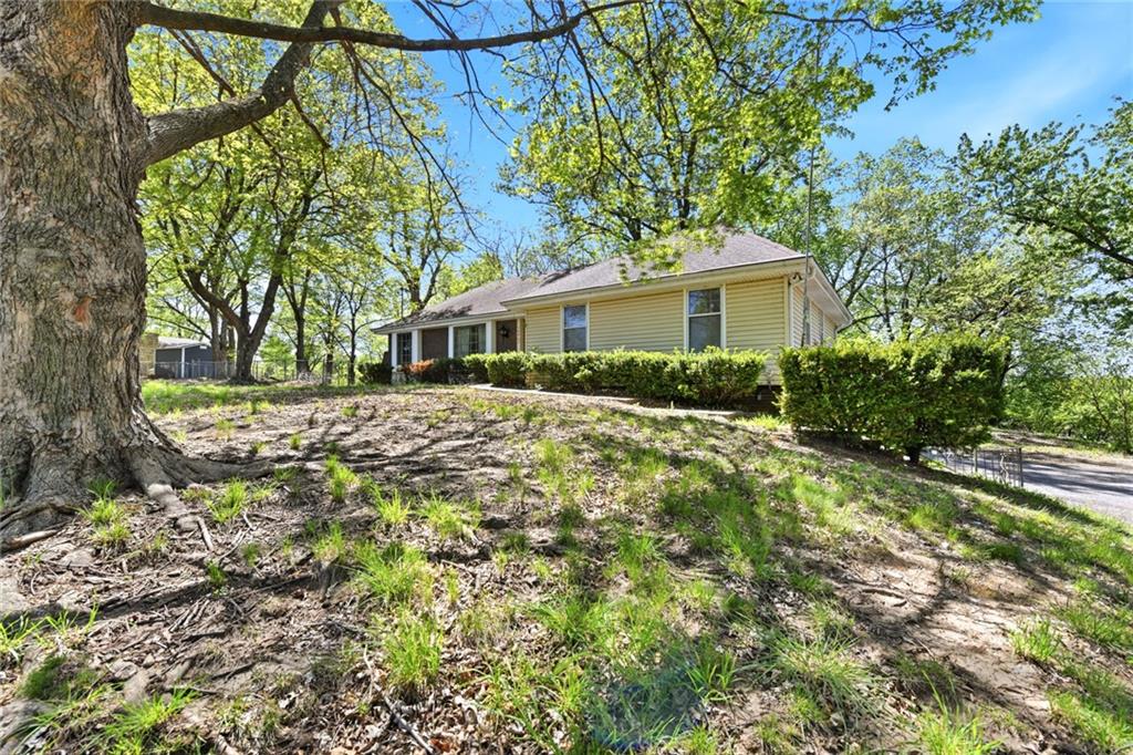 10407 Northwest Crooked Road Kansas City, MO 64152 - Photo 2 of 41