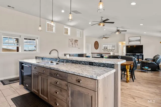 $905,000 | 1390 Sather Road, Genesee, ID 83832