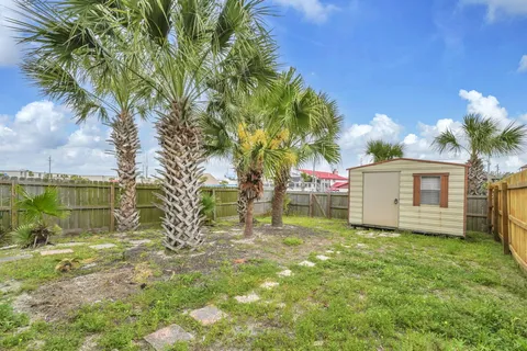 a view of a backyard