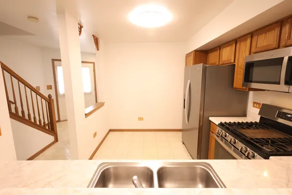 $2,350 | 1840 Grove Avenue, Schaumburg, IL 60193