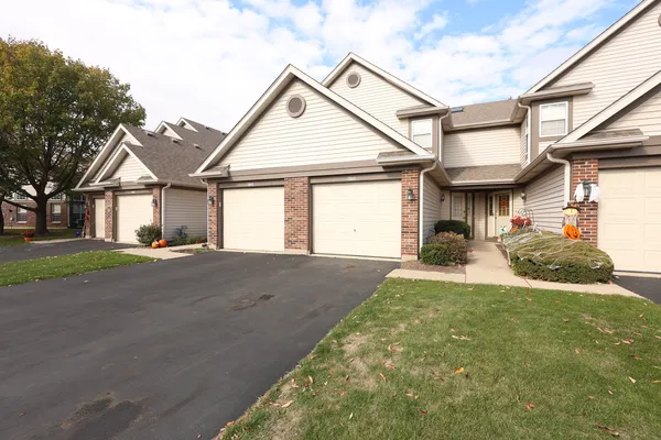 $2,350 | 1840 Grove Avenue, Schaumburg, IL 60193