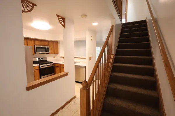 $2,350 | 1840 Grove Avenue, Schaumburg, IL 60193